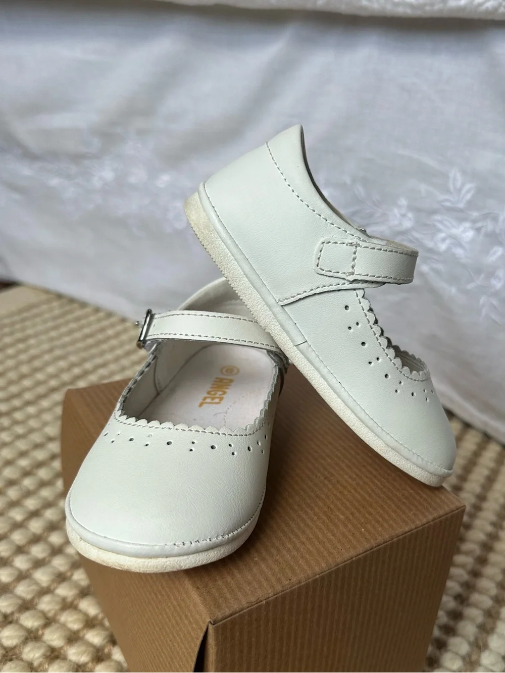 L’amour Scarlett Scalloped Mary Jane size 6 (Toddler) in white